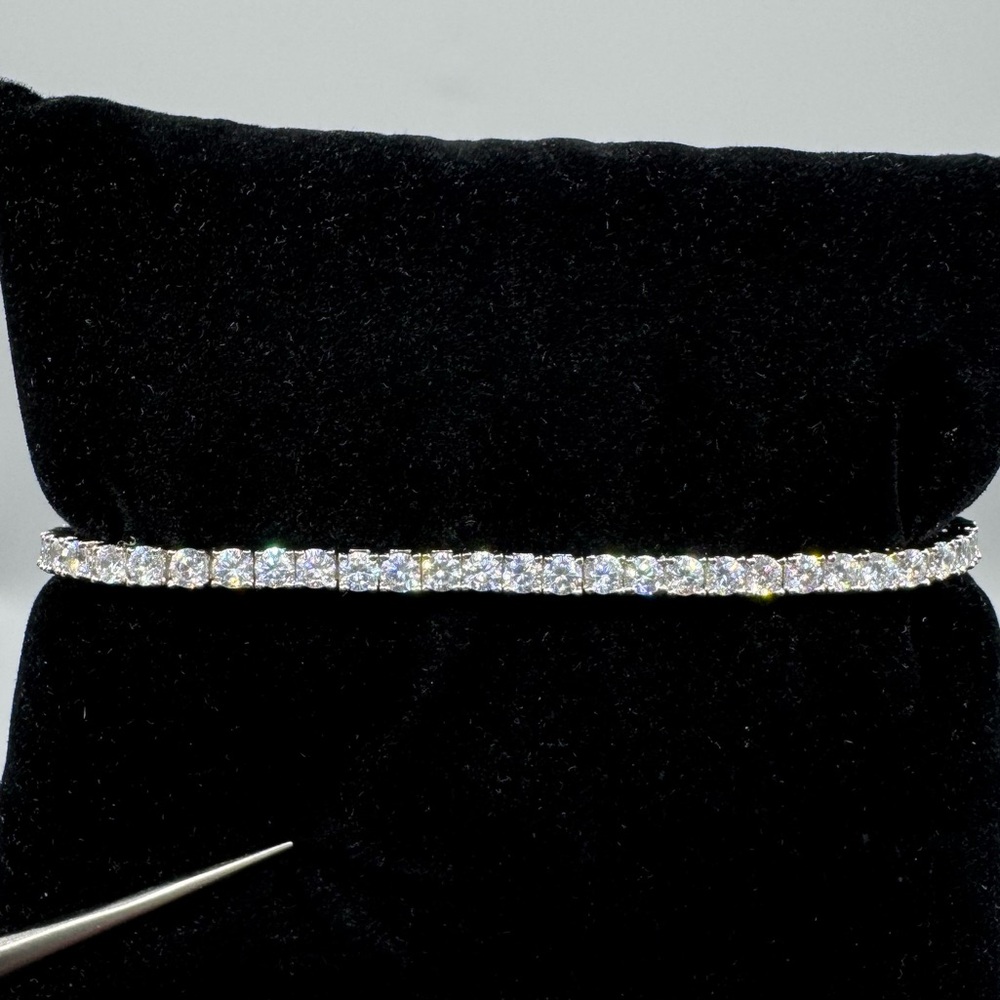18k 9.2ct Tennis Bracelet - Picture 7 of 14